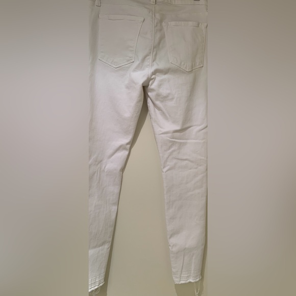 J Brand - Women's 9326 Cropped Skinny
Distressed Jeans (white-size 28) - Picture 5 of 8